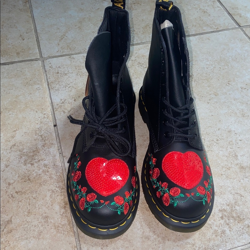 NWT Dr. Martens discontinued Pascal Hearts Sequin Combat Boot size 9 - Picture 6 of 10